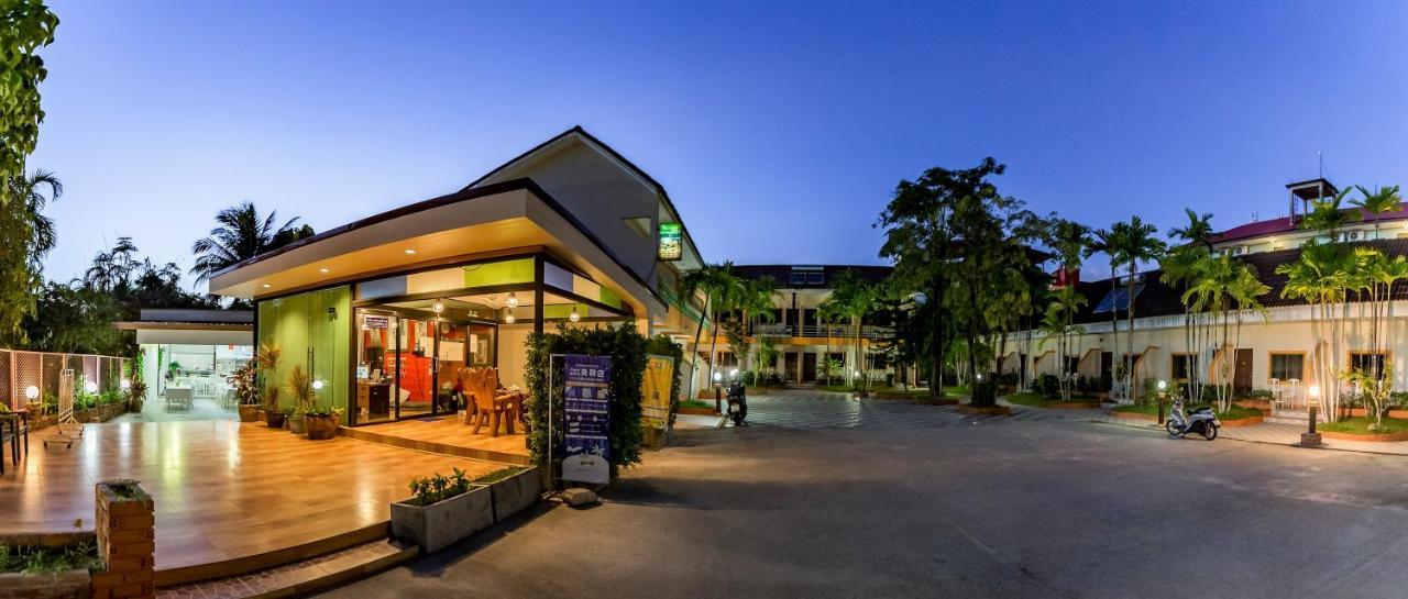 Coconut Resort Hotel Patong Extérieur photo